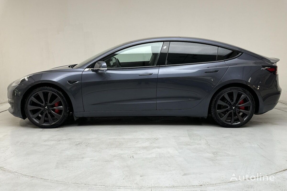 سيارة سيدان Tesla Model 3