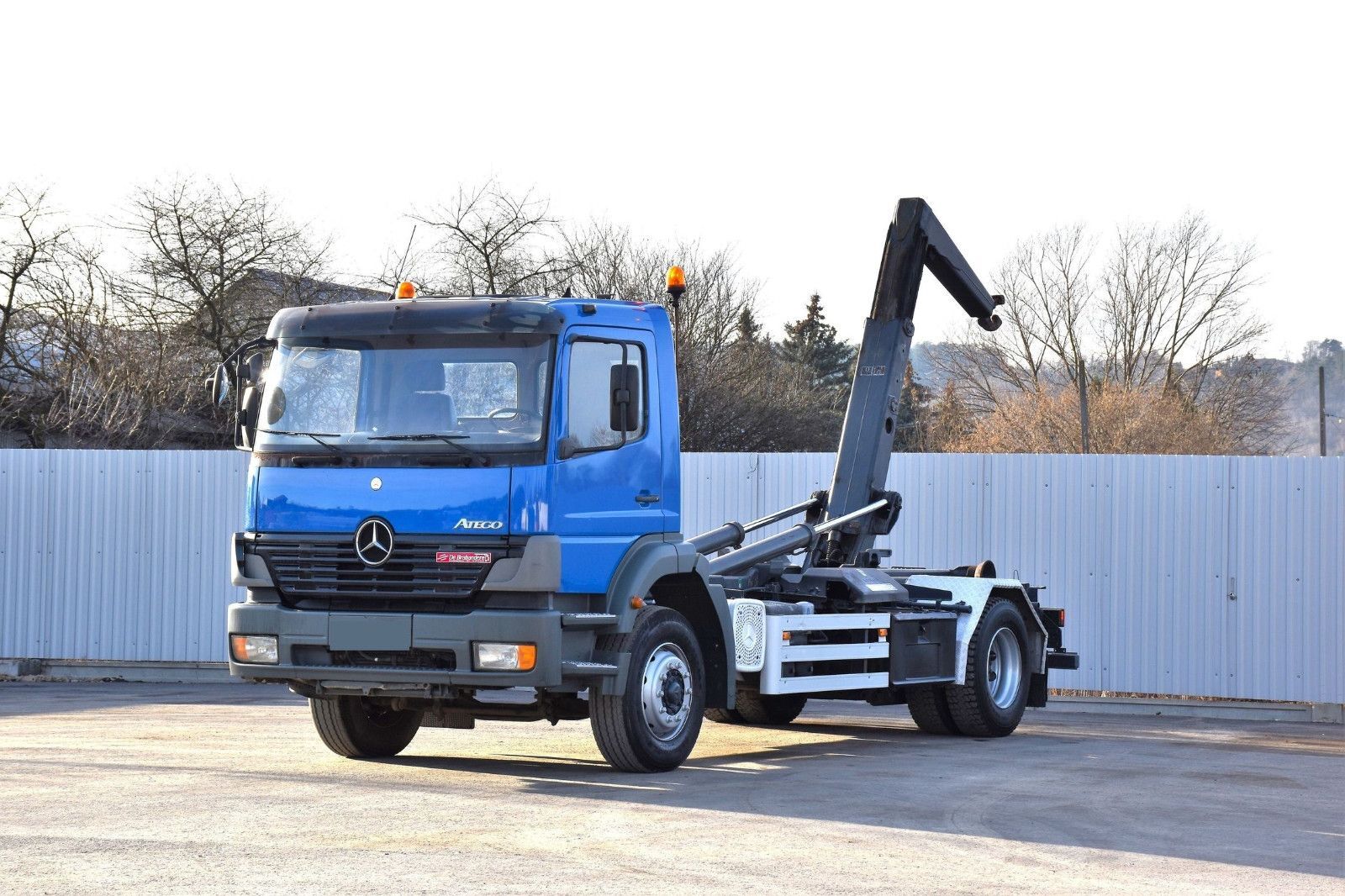 شاحنة ذات الخطاف Mercedes-Benz ATEGO 1828